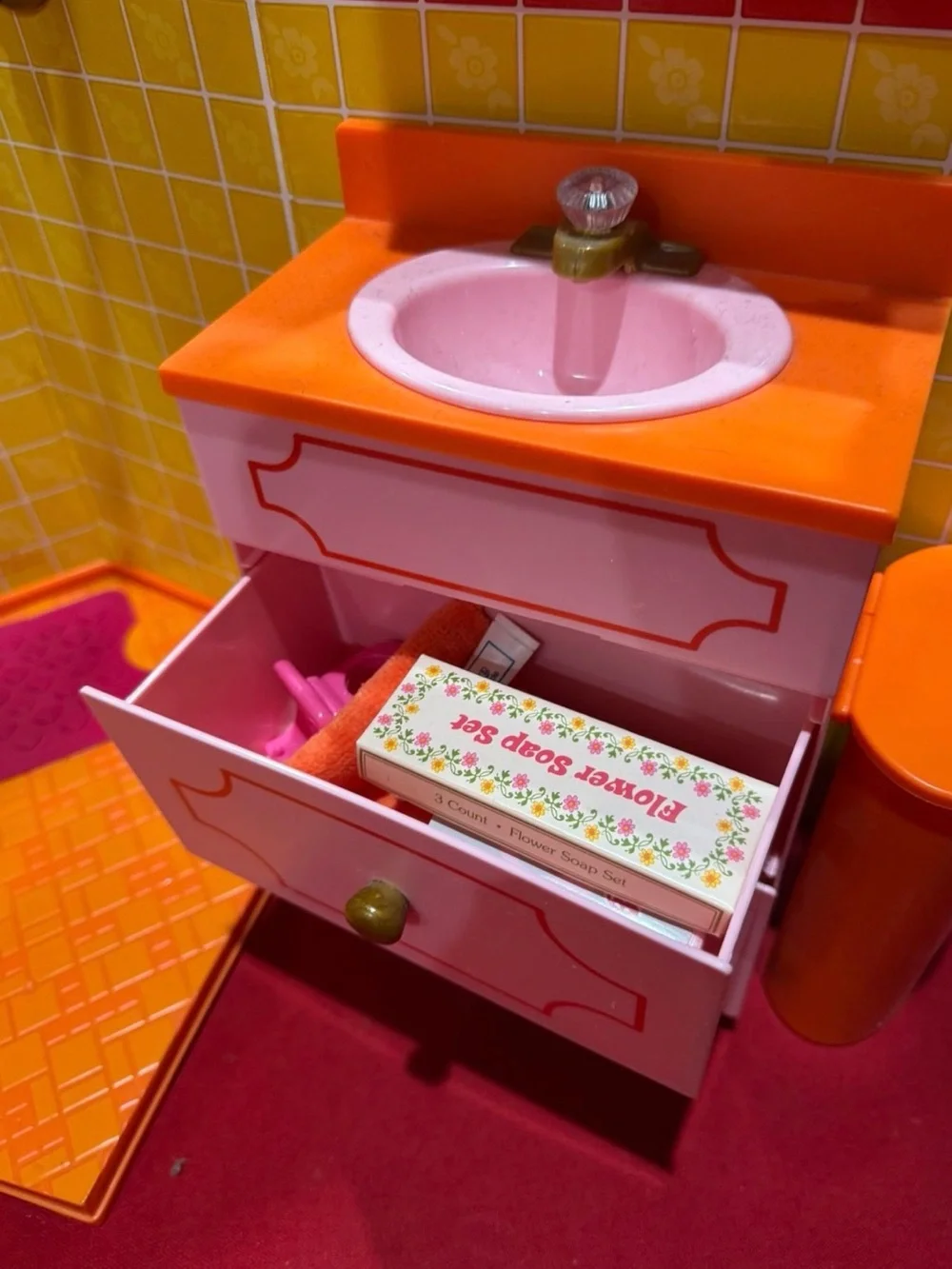 American Girl Julie’s Groovy Pink & Orange Kids Bath Playset
